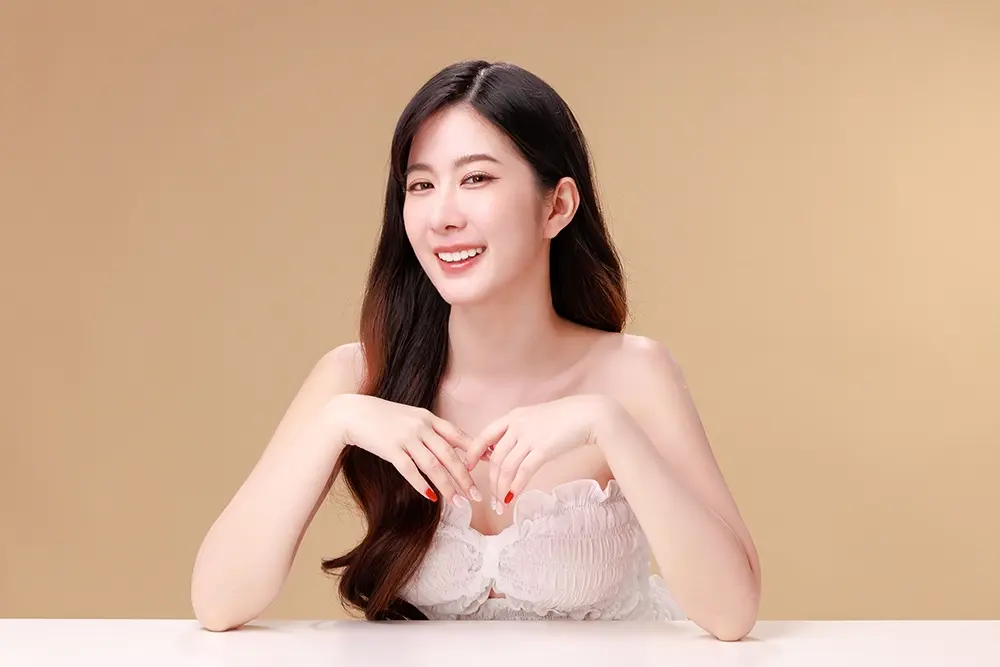 A woman with refreshed lower eyelids