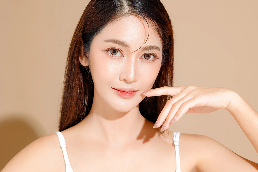A woman with double eyelids.